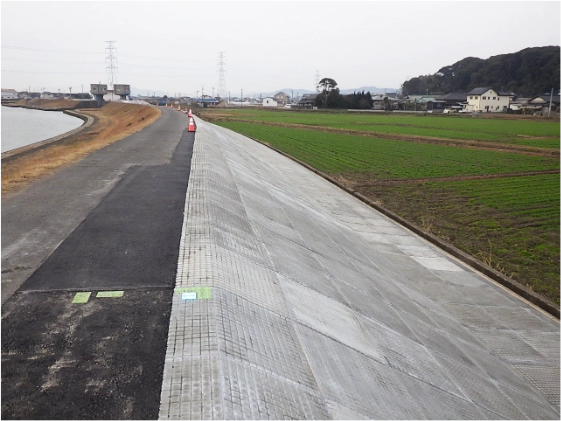 令和4年度中間管内若松地区上流堤防補修工事の写真